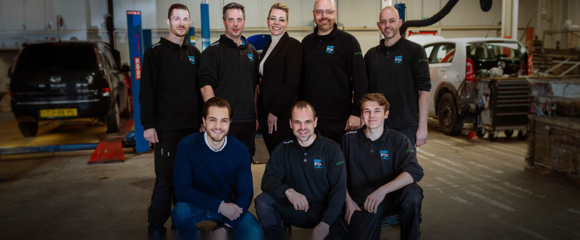 Het team van CarFix T&S in de werkplaats in Tiel