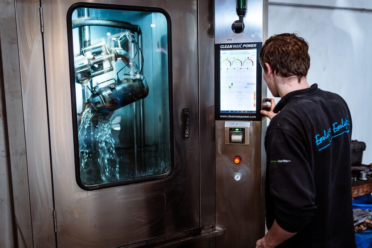 Roetfilter wordt gereinigd in onze CleanMaxPower-reinigingsmachine in de werkplaats in Tiel